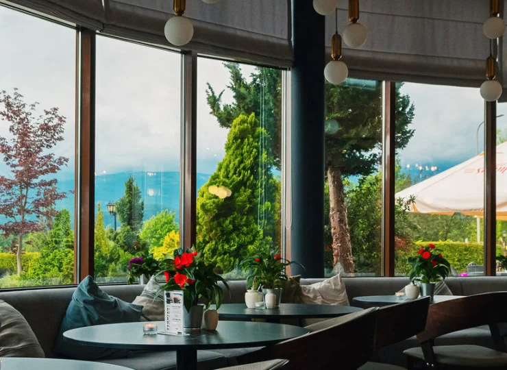 Hotelowa restauracja ma widok na góry