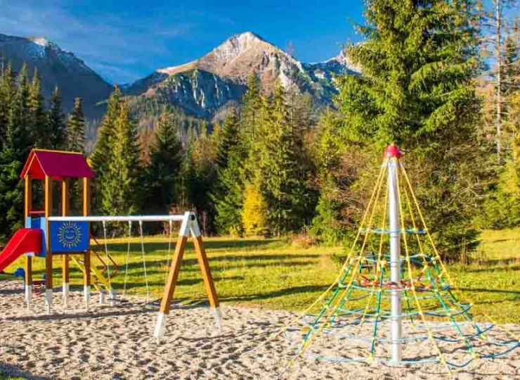 Przed hotelem mieści się plac zabaw z widokiem na Tatry Bielskie