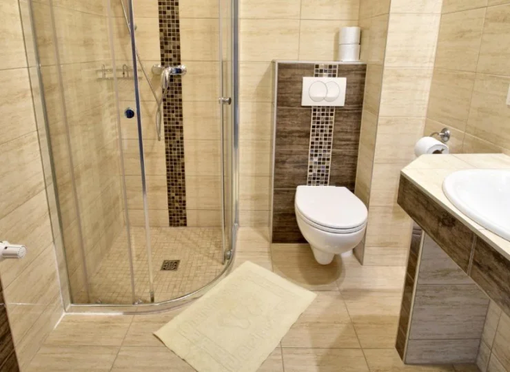 W każdym pokoju znajduje się prywatna łazienka z kabiną prysznicową