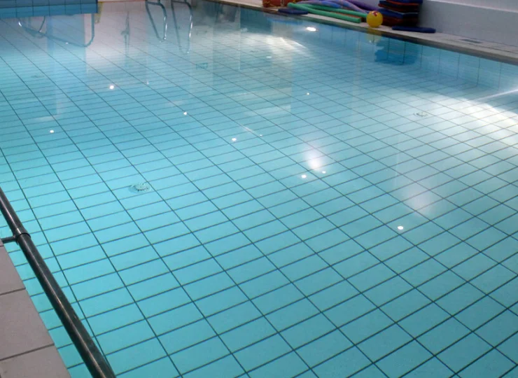 Goście mogą tutaj zadbać o formę i rozluźnić mięśnie, pływając w krytym basenie