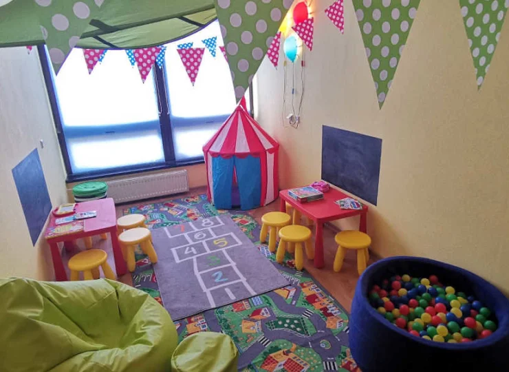 Dla najmłodszych gości przygotowano pokój zabaw