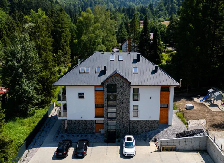 Apartamentowiec Sun & Snow Trzy Kopce jest otoczony lasem