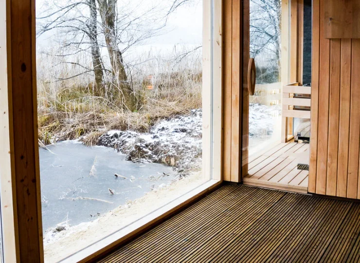 Podczas relaksu w saunie można podziwiać zimowy krajobraz jeziora