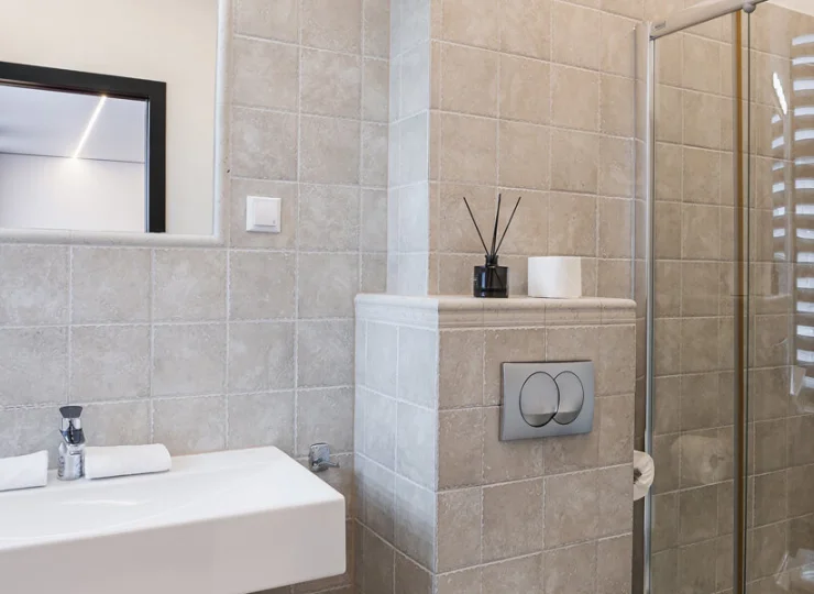 Łazienka z prysznicem i suszarką do włosów w pokoju standard