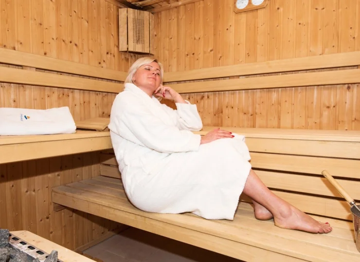 Goście mogą korzystać z hydromasażu, sauny czy solarium