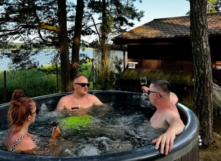 W ogrodzie jest bania (jacuzzi) i hamaki