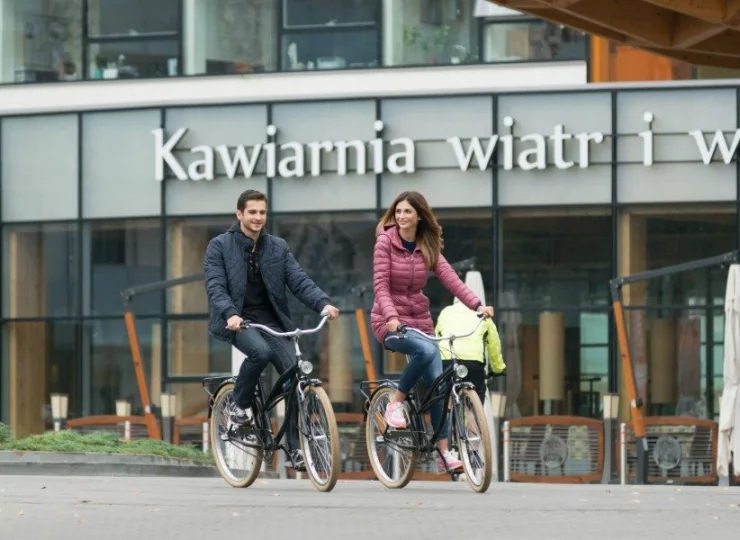 Hotel zachęca do aktywnego wypoczynku oferując wypożyczalnię rowerów i kijków NW