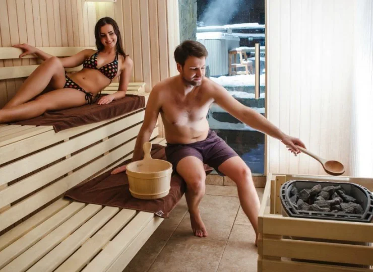 Składa się z: sauny suchej, łaźni parowej- aromatycznej, solnej i sauny infrared
