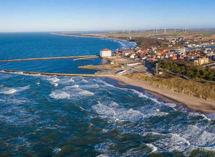 Rozłożyste, szerokie plaże nad spokojnym brzegiem Bałtyku