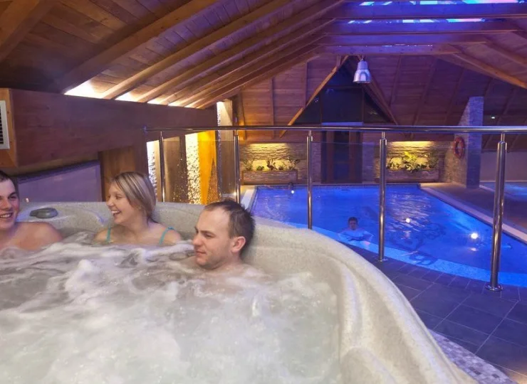 Basen, jacuzzi i strefa saun zadbają o relaks gości