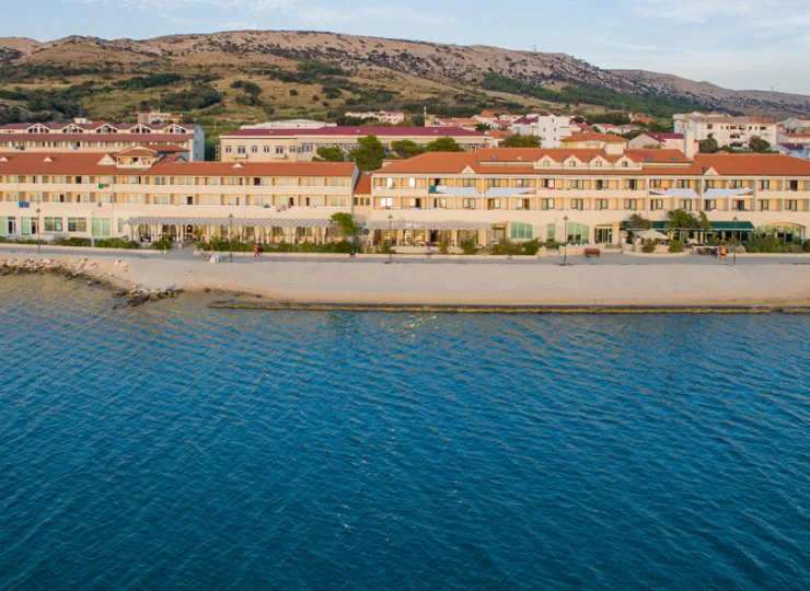 Hotel Pagus rozciąga się wzdłuż plaży na wyspie Pag