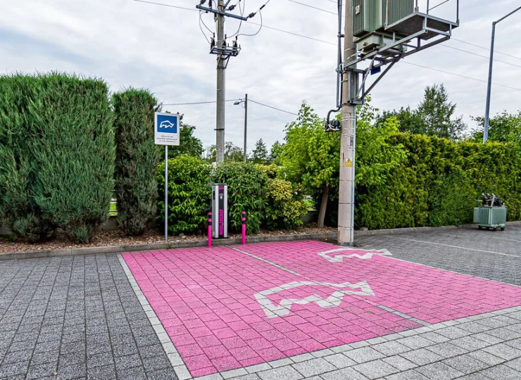 Na hotelowym parkingu jest stacja ładowania pojazdów elektrycznych