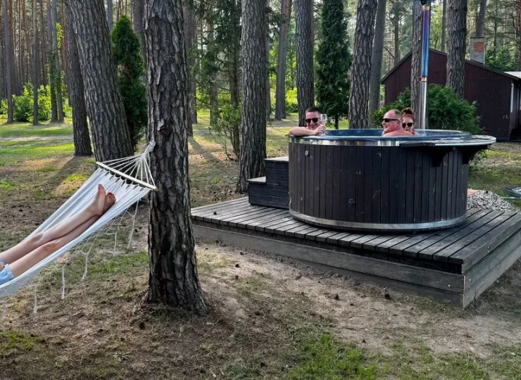 Relaks w jacuzzi w leśnym otoczeniu to świetne doświadczenie