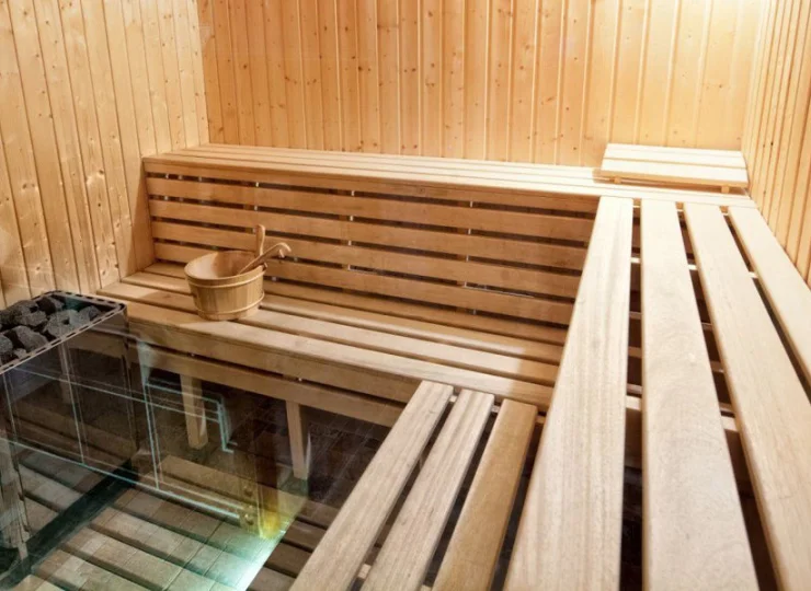 Kompleks saun zawiera łaźnię fińską, saunę suchą i saunę infrared