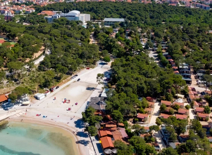 Soline Beach – główna plaża Biogradu na Moru znajduje się tylko 350 m od hotelu