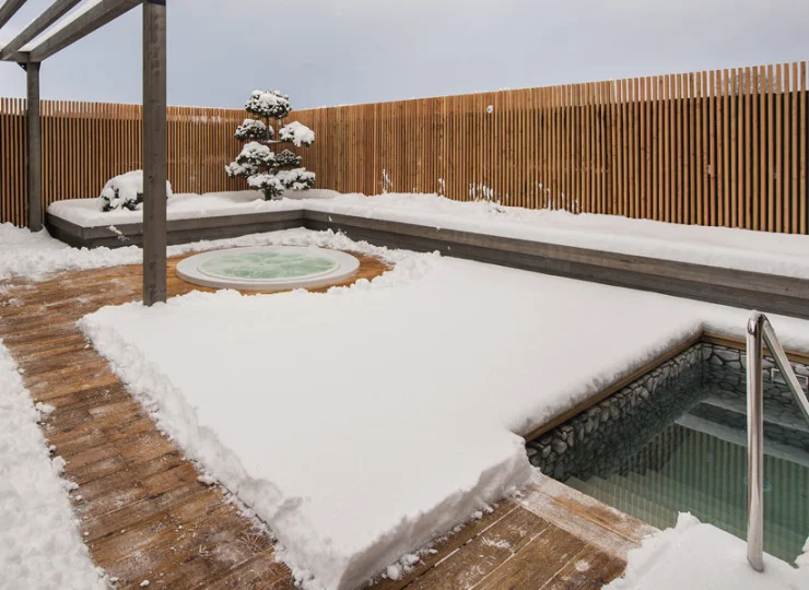 Zimą można korzystać z kameralnych zewnętrznych basenów z ciepłą i zimną wodą