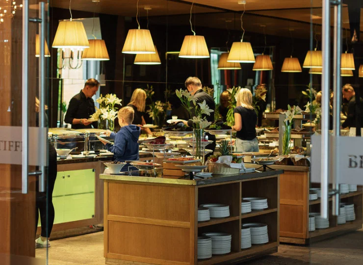 Brasserie Tiffi to hotelowa restauracja podająca posiłki w formie bufetów
