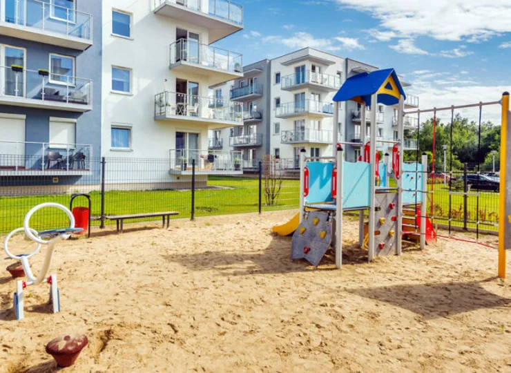 Na dzieci czeka tutaj bezpieczny ogrodzony plac zabaw