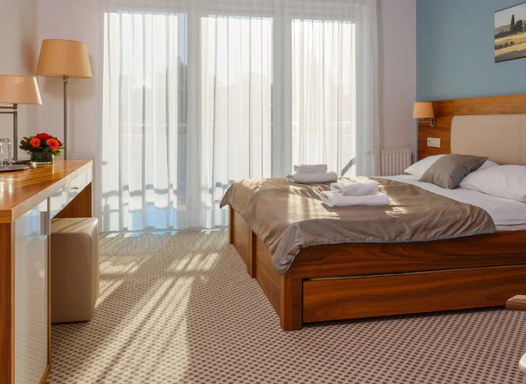 Pokoje standard są komfortowe, klimatyzowane, utrzymane w stonowanych kolorach