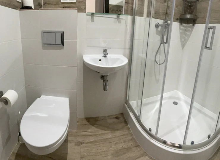 Każdy pokój posiada nowoczesną łazienkę z kabiną prysznicową