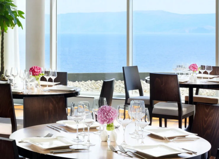 Restauracje specjalizują się w kuchni śródziemnomorskiej i międzynarodowej