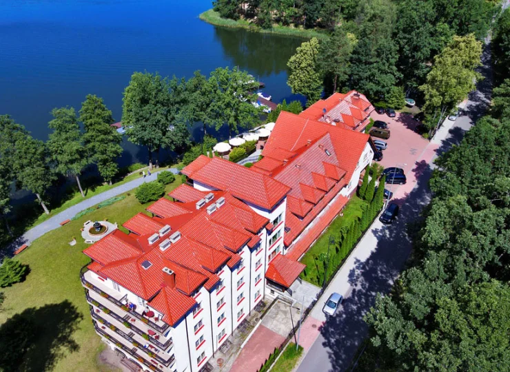 Hotel Nidzki jest położony wprost nad Jeziorem Nidzkim na Mazurach