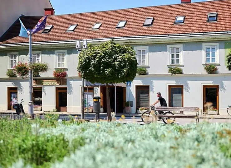 Kadoor jest dogodnie położony w historycznym centrum miasta