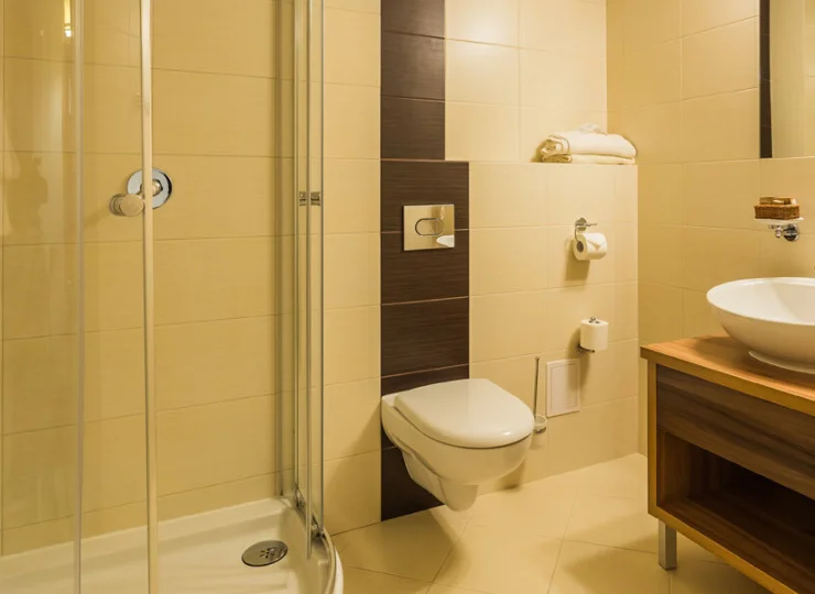 Łazienka pokoju 3* z kabiną prysznicową, suszarką do włosów, ręcznikami