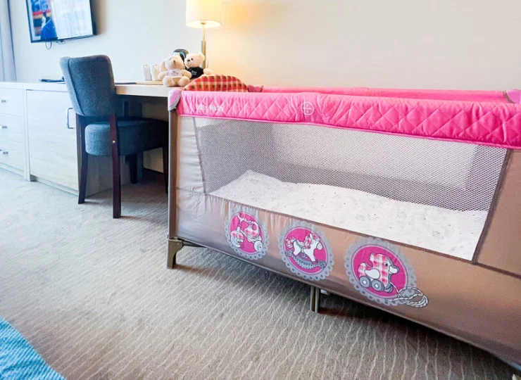 Istnieje możliwość wypożyczenia łóżeczka turystycznego dla małego dziecka