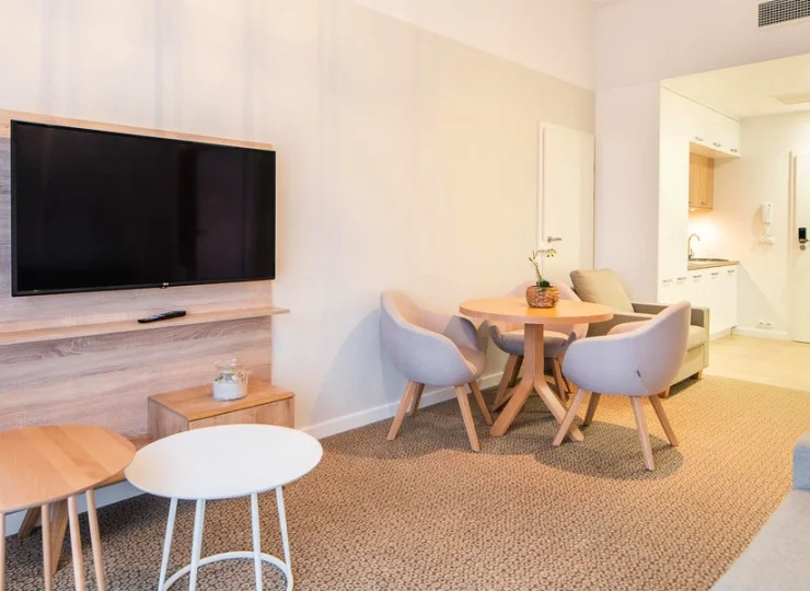 Apartamenty są wyposażone w TV, internet oraz klimatyzację