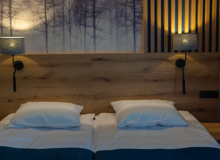 Wygodne łóżka i gustowny wystrój zapewniają dobre warunki do wypoczynku