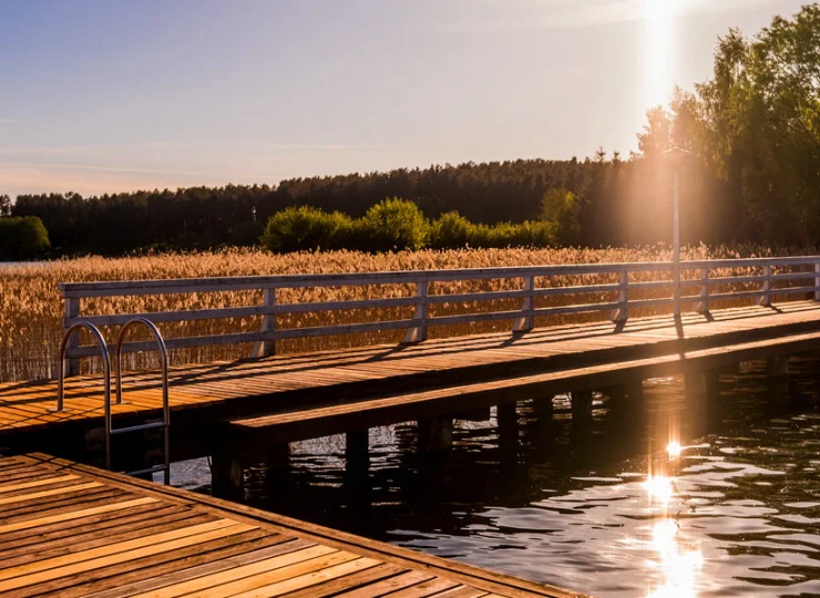 Odpoczynek nad jeziorem z dala od tłumów? Wybierz Resort Plaża w Bogaczewie