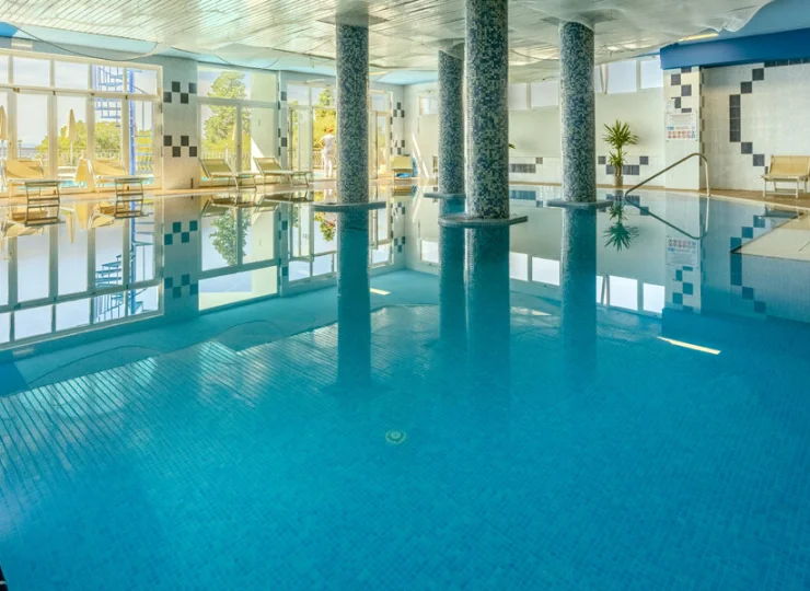 Wewnętrzny basen pozwala na pływanie niezależnie od pogody