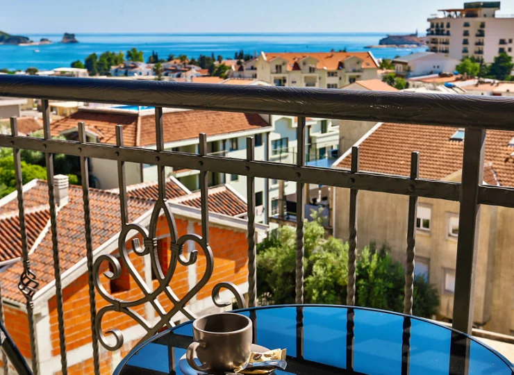 Z balkonów skierowanych ku morzu widać Adriatyk i wyspę Sv. Nikola