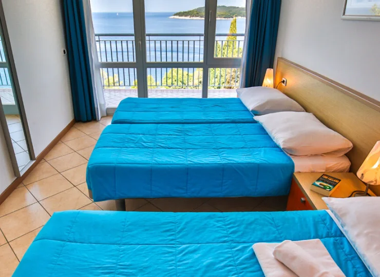 Sypialnia apartamentu 3+2 z widokiem na morze