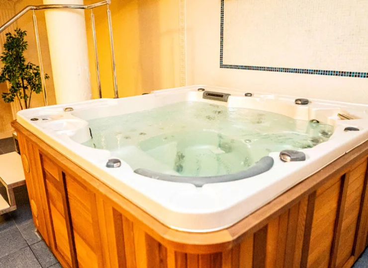 Jest tutaj jacuzzi, sauna i łaźnia