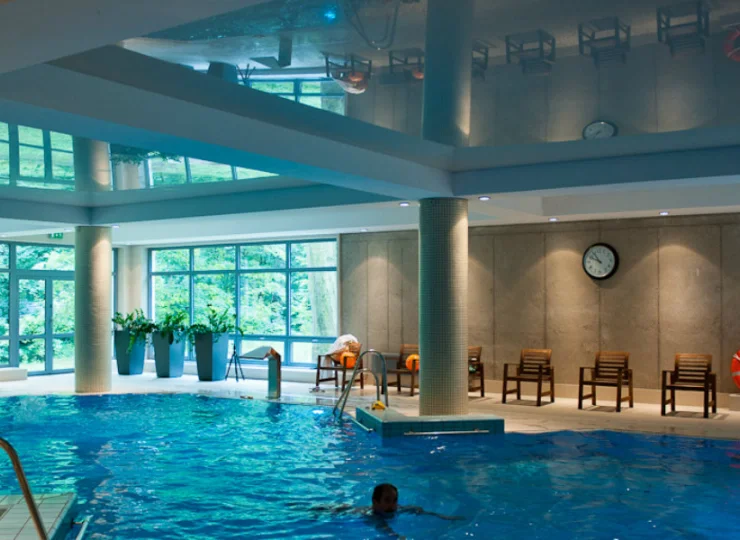 Goście mogą pływać w basenie o wymiarach 8m x 15m x 1,4m