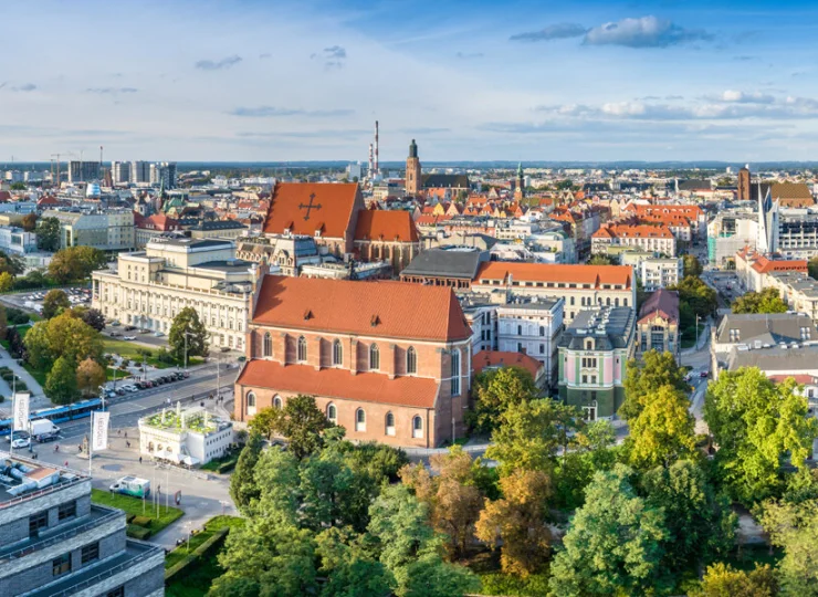 Hotel mieści się w ścisłym centrum Wrocławia, obok Parku Mickiewicza