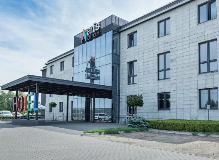 Hotel leży w odległości ok. 40 km od Warszawy