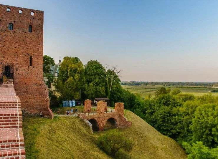 Jedną z najciekawszych atrakcji okolicy jest zamek w Czersku