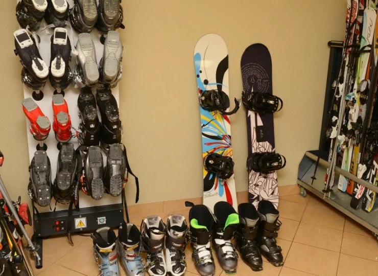 Dla miłośników zimowych sportów w hotelu jest dostępna narciarnia