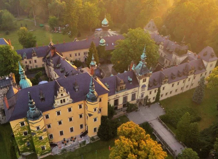 Zamek Kliczków to przepiękny obiekt położony wśród Borów Dolnośląskich