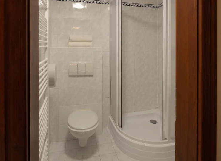 W łazience mieści się kabina prysznicowa oraz pełen węzeł sanitarny