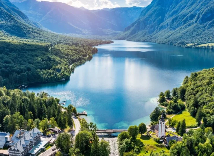 Hotel Jezero leży 50 metrów od brzegu zjawiskowego jeziora Bohinj