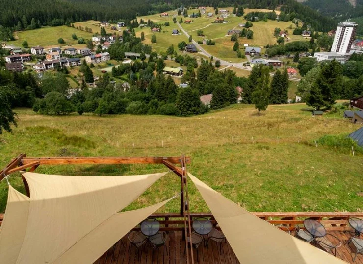 Widać stąd też panoramę Pec nad Snezkou