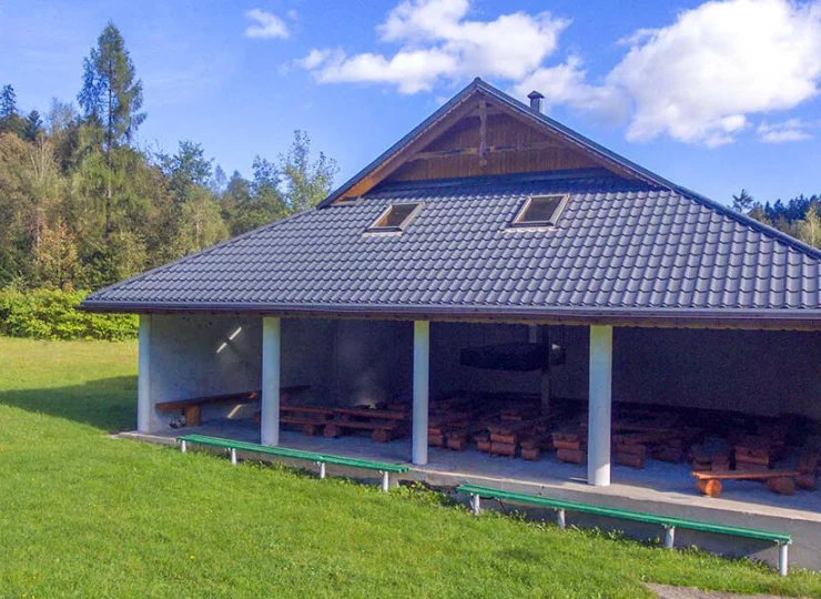 Na terenie obiektu znajduje się też zadaszone miejsce na grilla