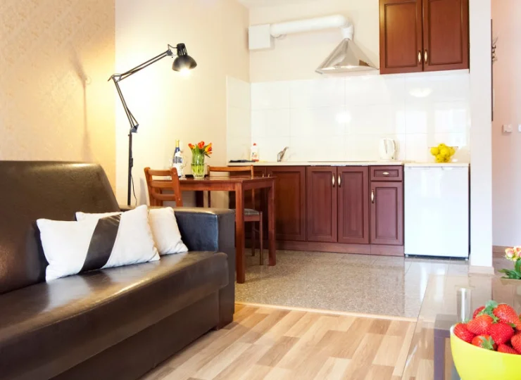 Nowoczesne apartamenty posiadają sypialnię i salon z aneksem kuchennym