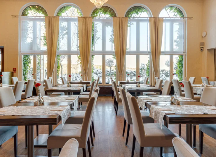 Sala restauracyjna jest przestronna