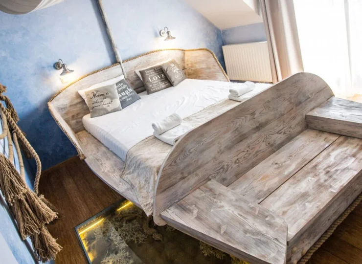 Błękitna Laguna to pokój z łożem stylizowanym na łódź