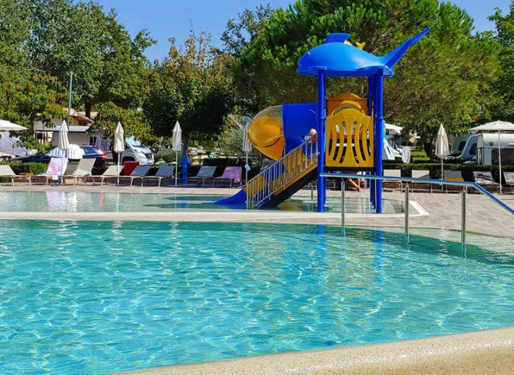 Na terenie Resortu mieszczą się dwa baseny, w tym brodzik dla dzieci